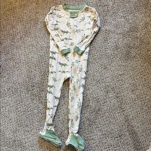 Burt’s Bees Baby One Piece Zip Up Sleeper Size 24 Months Cream Alligator Print
